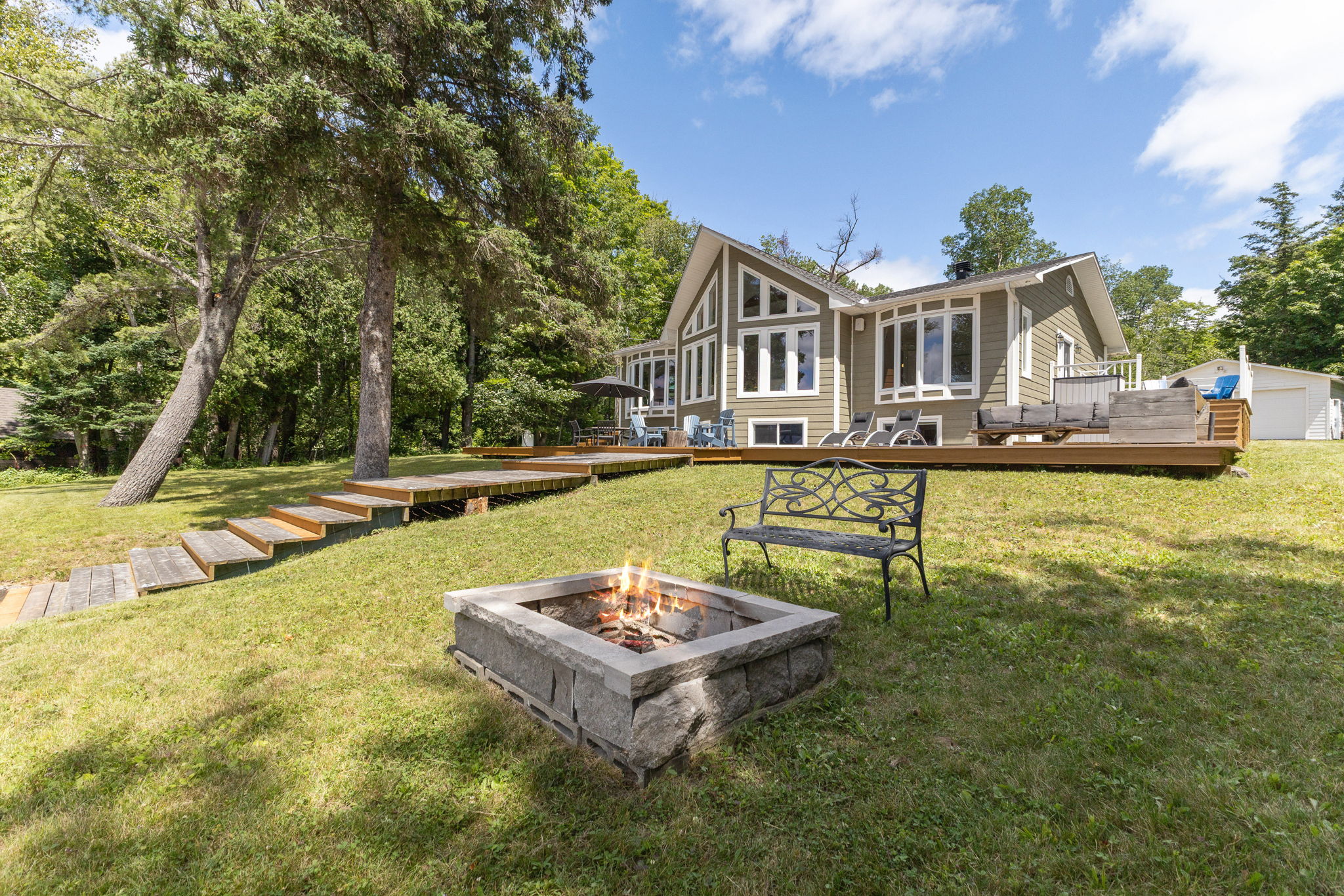 Chalet Beach House — Lac-Simon - Image 1