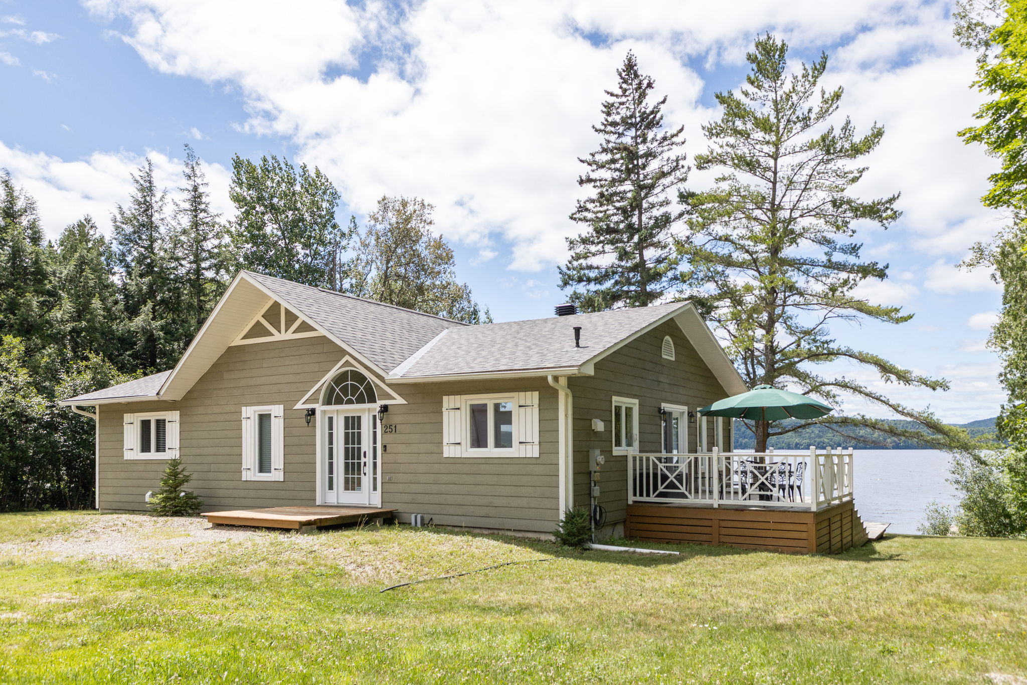 Chalet Beach House — Lac-Simon - Image 4