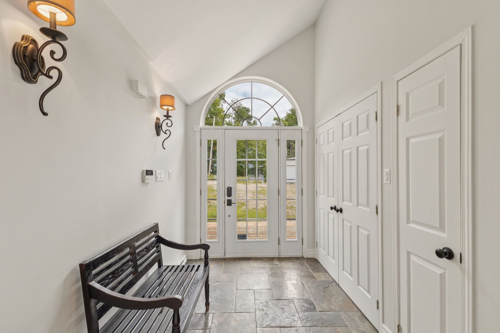 Chalet Beach House — Lac-Simon - Image 5